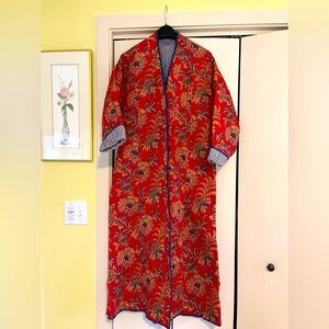 Orvis VTG women’s multi-red floral long cotton quilted button coat/robe
